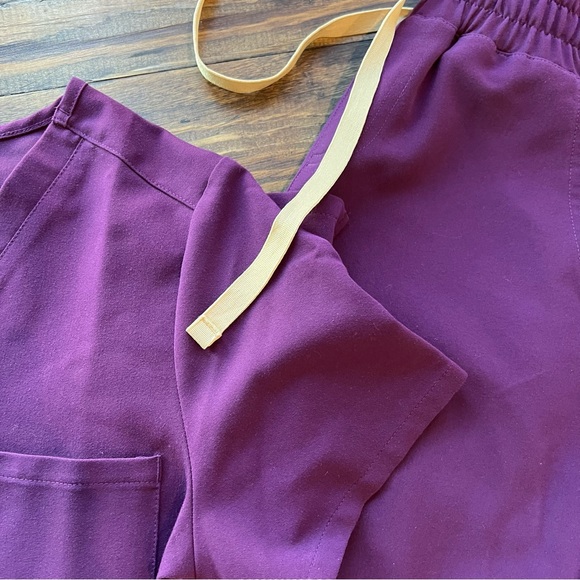 Figs high waisted Zamora scrub Joggers & Catarina top in Deep purple set xs - Picture 6 of 11